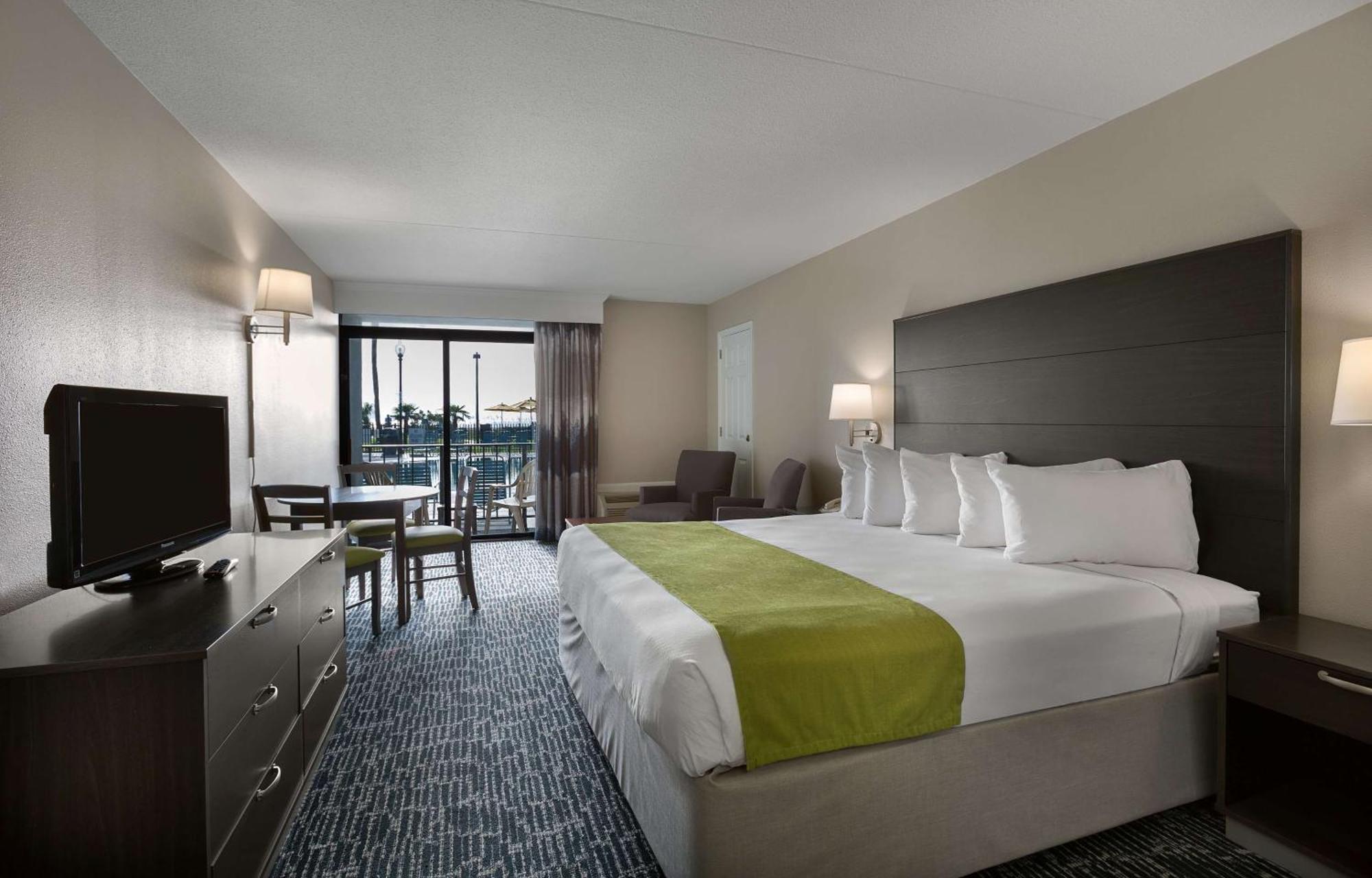 King Room with Balcony - Ocean Front/Non-Smoking