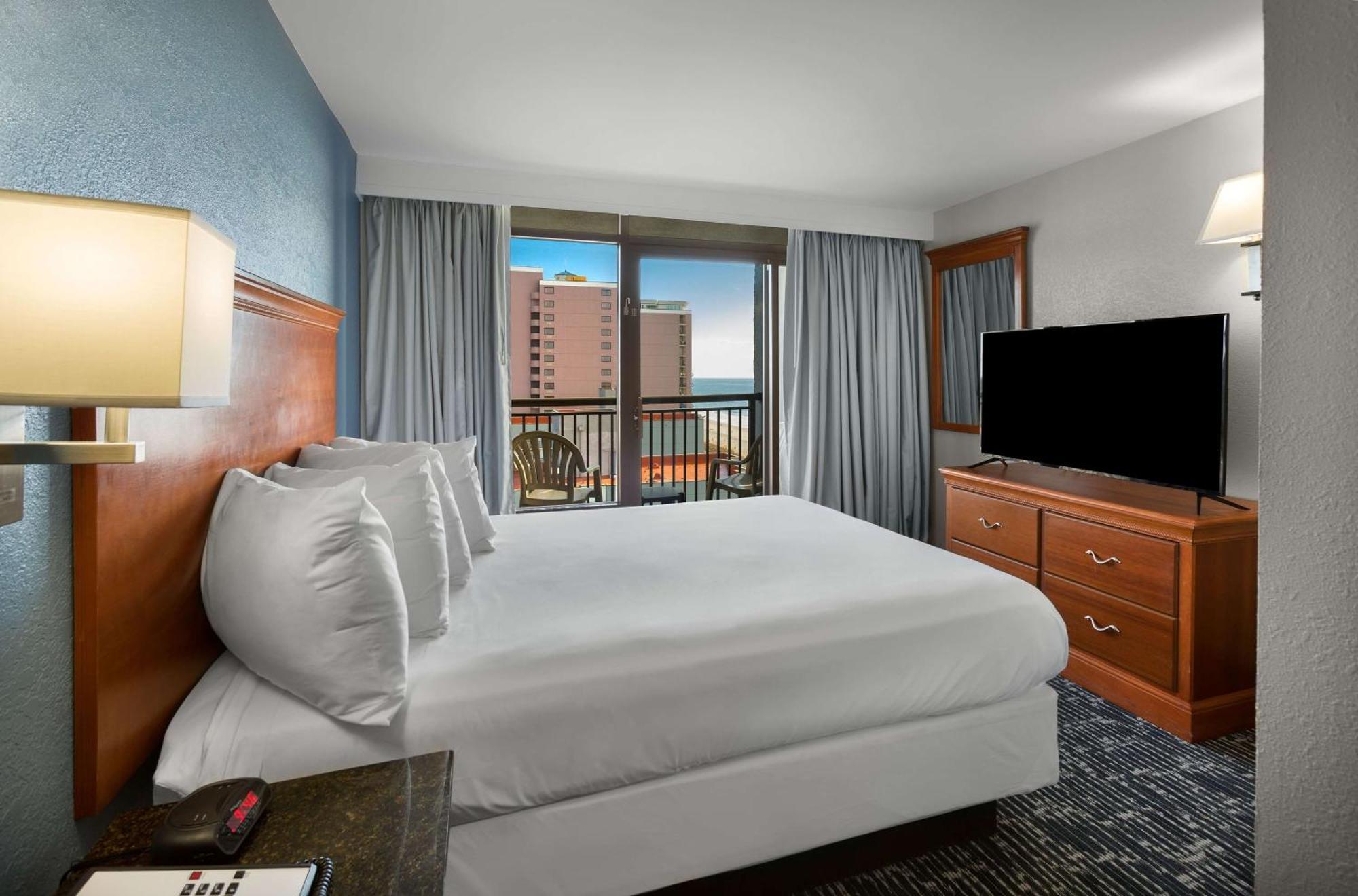 Queen Suite with Sofa Bed, Partial Ocean View and Full Kitchen - Non-Smoking