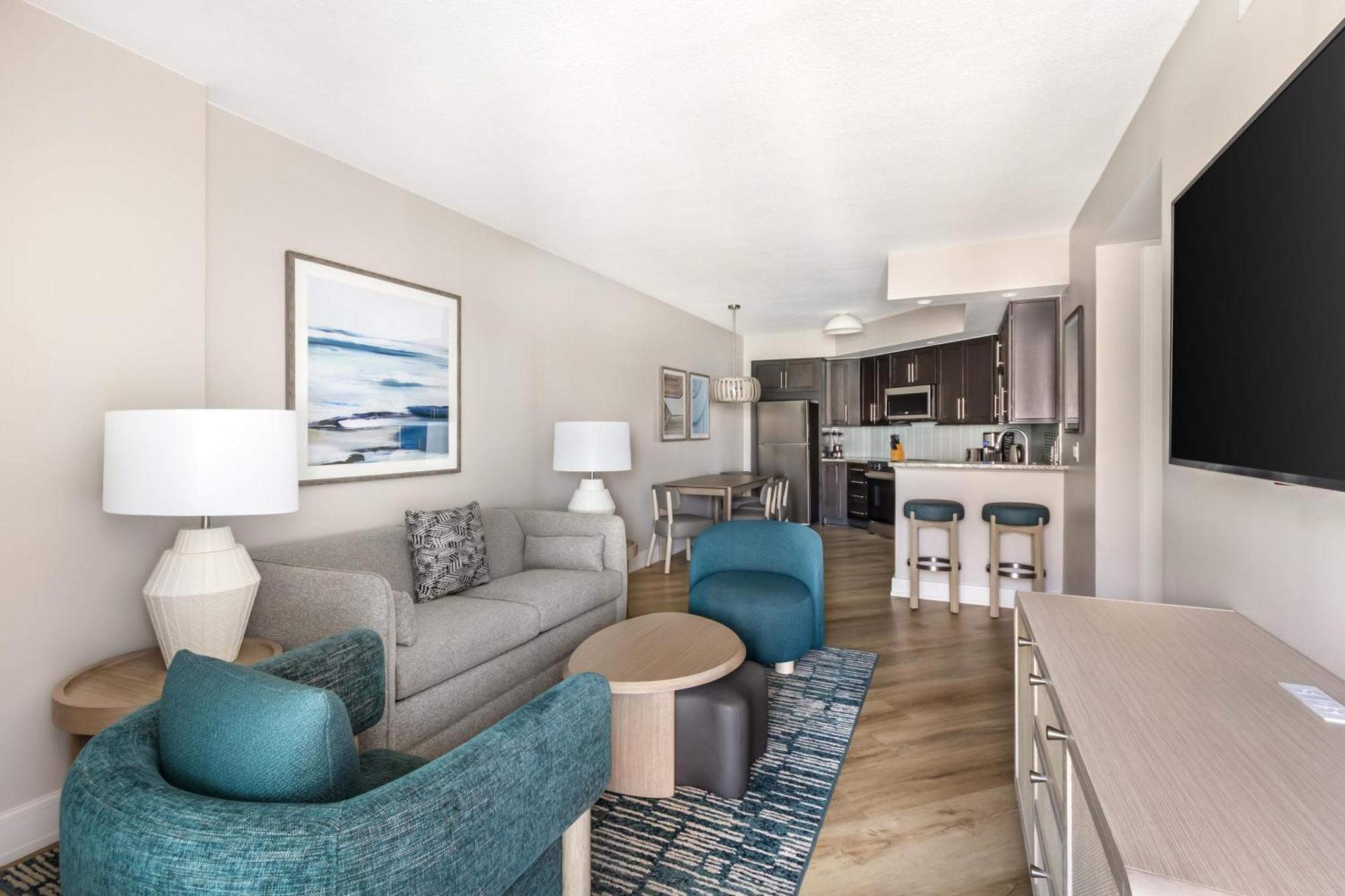 Two-Bedroom Suite with Ocean View, One King Bed, Two Queen Beds and Roll-In Shower - Mobility Access
